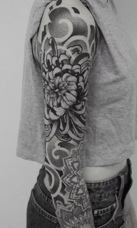 点击大图看下一张：黑灰菊花：手臂和腿部上好看的黑灰菊花纹身图案