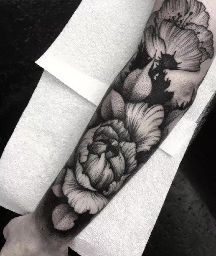 点击大图看下一张：黑灰菊花：手臂和腿部上好看的黑灰菊花纹身图案