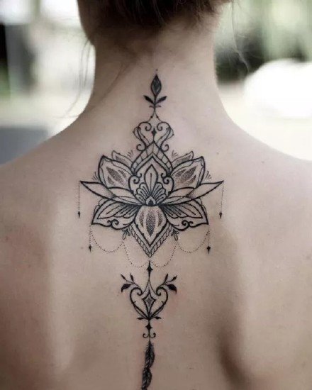 点击大图看下一张：美背纹身：女生后背上唯美的黑灰点刺梵花纹身
