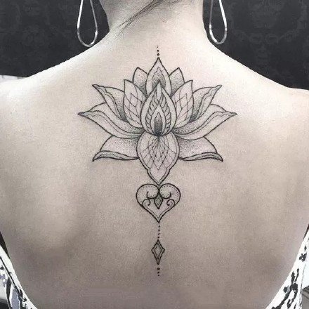 点击大图看下一张：美背纹身：女生后背上唯美的黑灰点刺梵花纹身