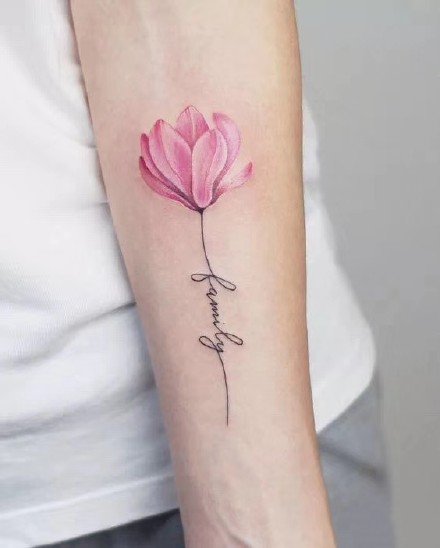 点击大图看下一张：小臂花朵：纹在小臂上唯美的花朵系列纹身图案