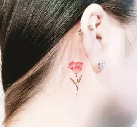 点击大图看下一张：耳背纹身：适合女生纹在耳朵后面的简约小纹身图