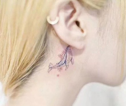 点击大图看下一张：耳背纹身：适合女生纹在耳朵后面的简约小纹身图
