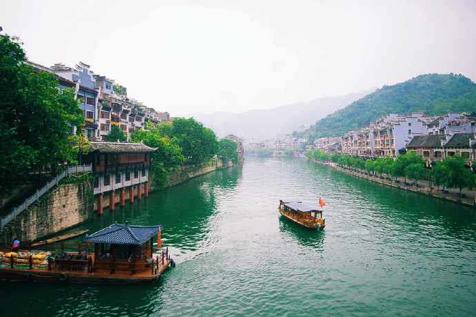 点击大图看下一张：贵州镇远古城 青山含黛，锦绣楼台；河水蜿蜒，渔舟唱晚