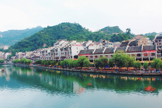 点击大图看下一张：贵州镇远古城 青山含黛，锦绣楼台；河水蜿蜒，渔舟唱晚