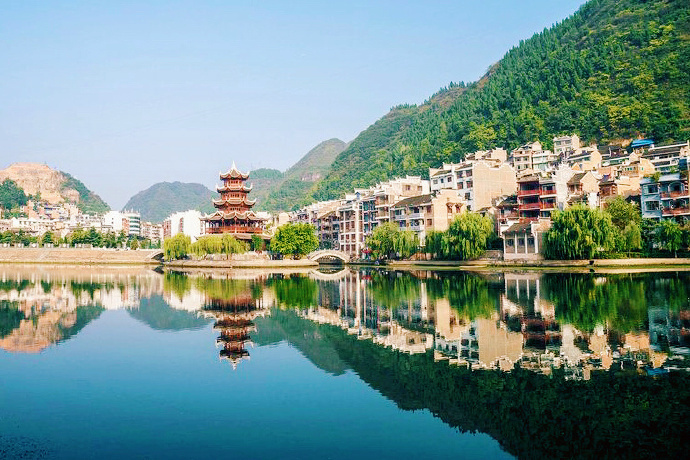 点击大图看下一张：贵州镇远古城 青山含黛，锦绣楼台；河水蜿蜒，渔舟唱晚