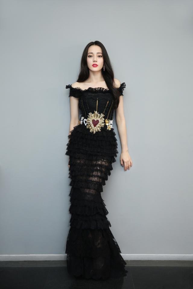 点击大图看下一张：迪丽热巴穿黑色晚礼服 美得像个公主