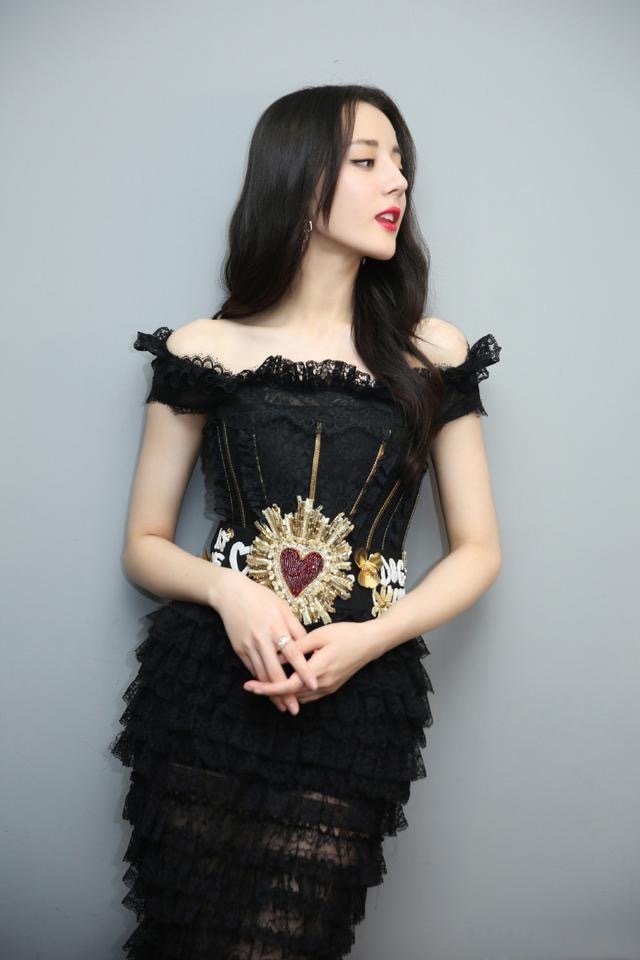 点击大图看下一张：迪丽热巴穿黑色晚礼服 美得像个公主