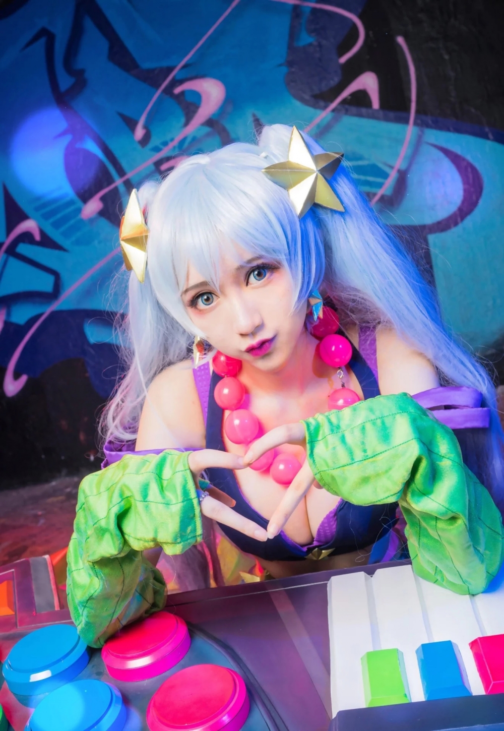 点击大图看下一张：LOL性感诱惑女枪cosplay图片