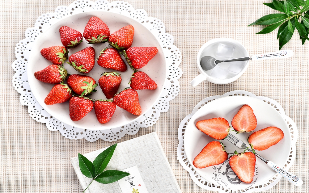 点击大图看下一张：鲜红色，宿存萼片直立，紧贴于果实;瘦果尖卵形的草莓