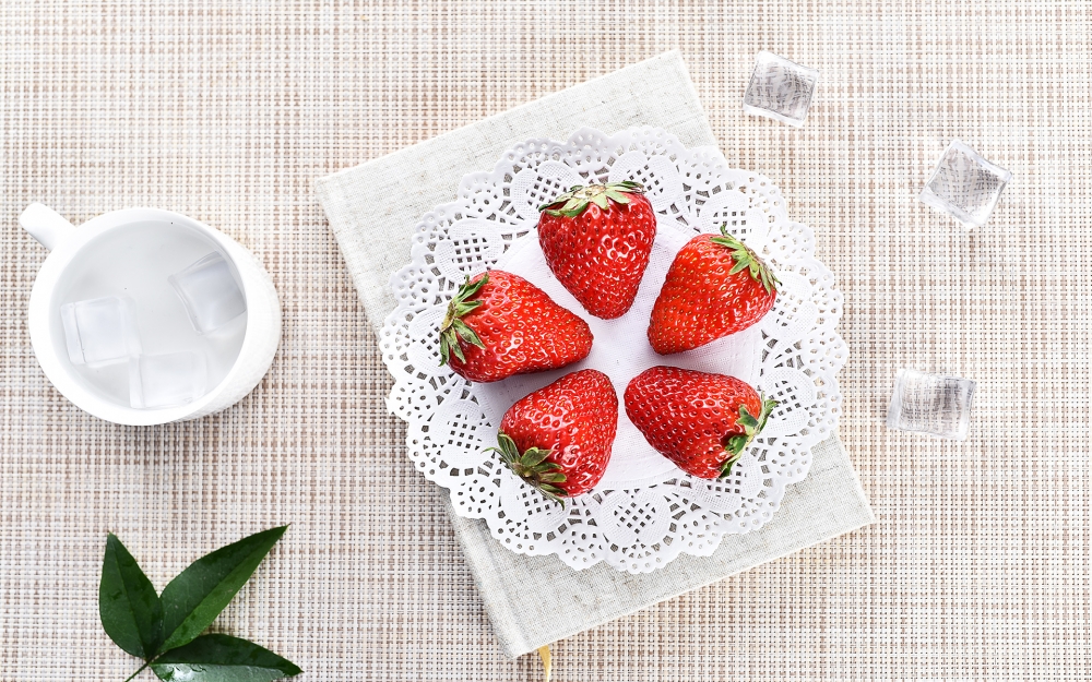 点击大图看下一张：鲜红色，宿存萼片直立，紧贴于果实;瘦果尖卵形的草莓
