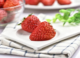 鲜红色，宿存萼片直立，紧贴于果实;瘦果尖卵形的草莓