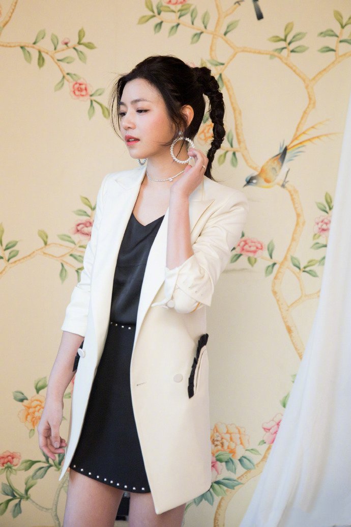 点击大图看下一张：陈妍希扎高马尾穿西服外套显气质的图片欣赏