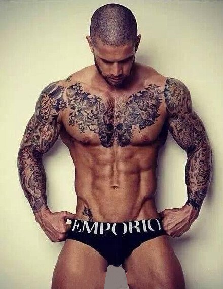 点击大图看下一张：纹身帅哥：肌肉与纹身完美结合的帅哥图片
