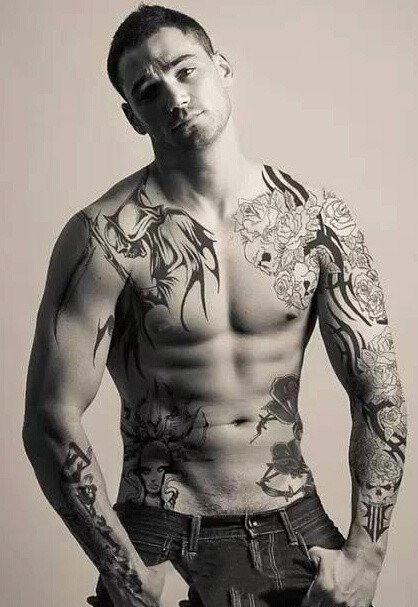 点击大图看下一张：纹身帅哥：肌肉与纹身完美结合的帅哥图片