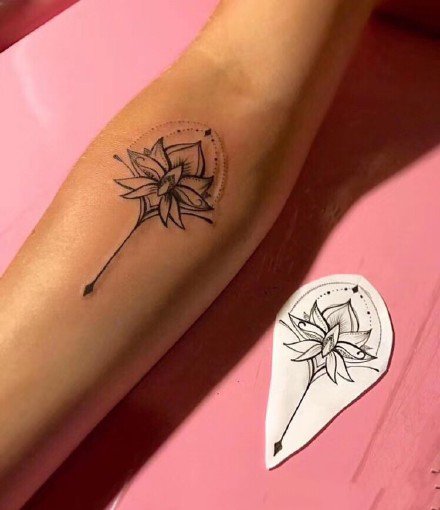 点击大图看下一张：黑灰莲花：适合女生的一组莲花线条纹身图案