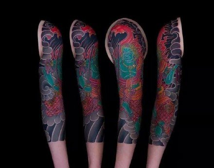 点击大图看下一张：传统花臂：老传统风格的一组花臂纹身作品