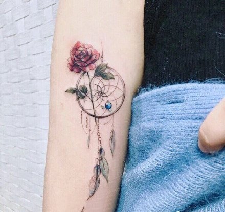 点击大图看下一张：红色花朵：漂亮女孩的带刺红色玫瑰花纹身图案