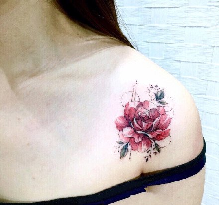 点击大图看下一张：红色花朵：漂亮女孩的带刺红色玫瑰花纹身图案