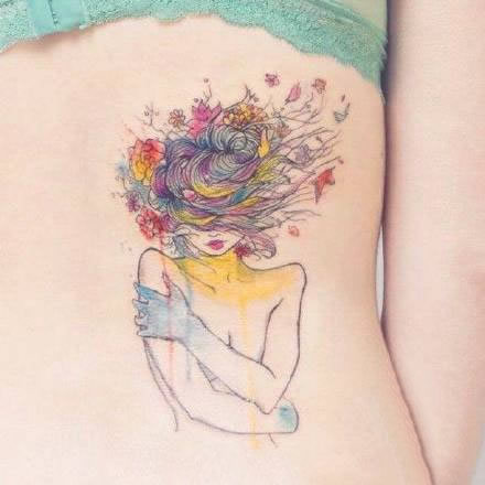 点击大图看下一张：一组水彩色的潇洒女孩纹身作品