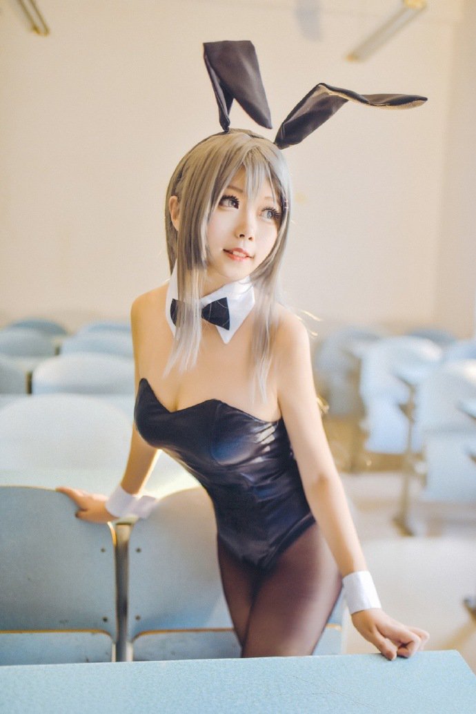 点击大图看下一张：清纯美眉cosplay有黑丝兔女郎图片