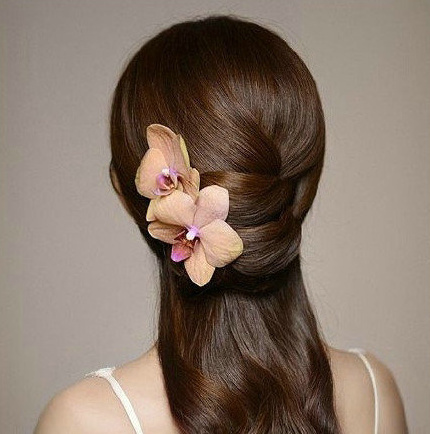 点击大图看下一张：韩式带鲜花的简约新娘发型图片参考