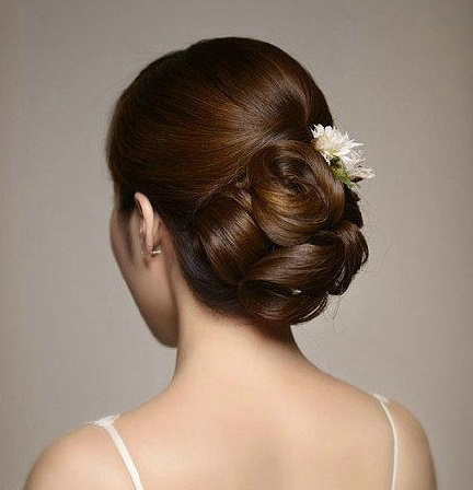 点击大图看下一张：韩式带鲜花的简约新娘发型图片参考