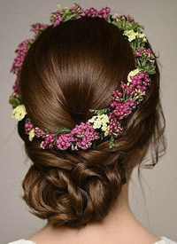 韩式带鲜花的简约新娘发型图片参考