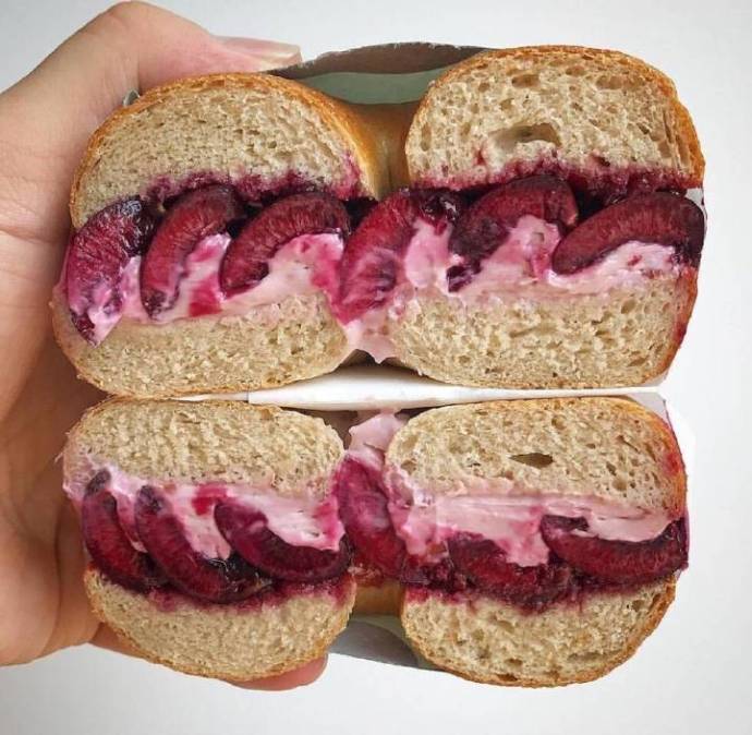 点击大图看下一张：超级美味的的夹层水果面包图片