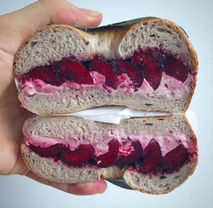 点击大图看下一张：超级美味的的夹层水果面包图片
