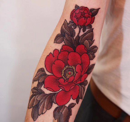 点击大图看下一张：适合女士的红色花卉花朵纹身作品