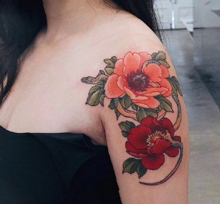点击大图看下一张：适合女士的红色花卉花朵纹身作品