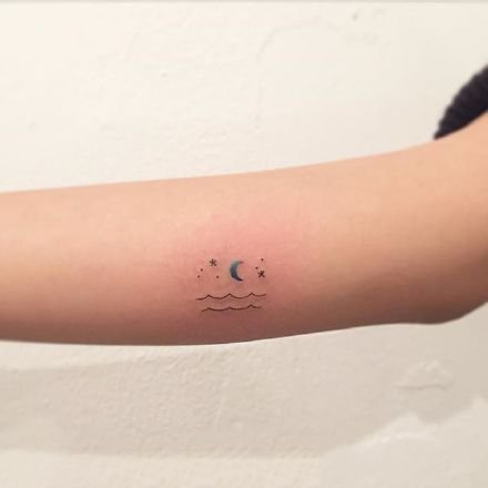 点击大图看下一张：小星月纹身：很简单的小清新星月小纹身图片