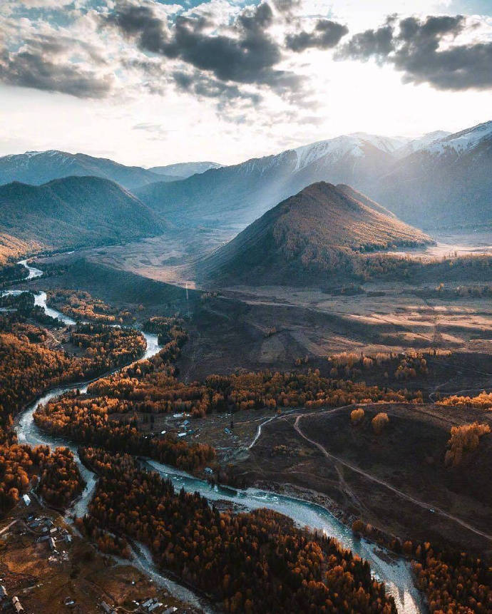 点击大图看下一张：震撼！人间胜景，大美新疆秋天的图片欣赏