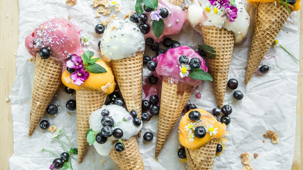 点击大图看下一张：冰淇淋人们生活中少不了的甜食冷饮,尤其是炎热夏季更是处处可见