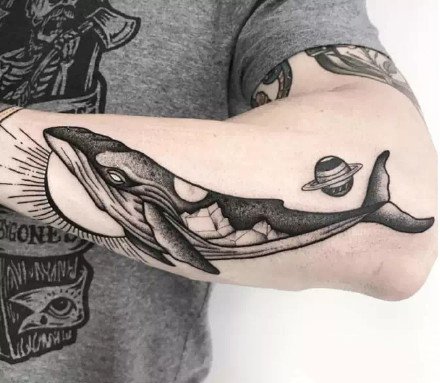 点击大图看下一张：黑灰色的一组创意鲸鱼纹身图案