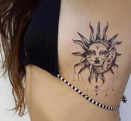 点击大图看下一张：太阳和月亮组成的一波创意日月纹身图案