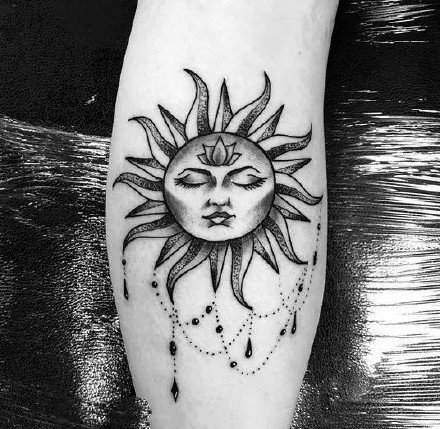 点击大图看下一张：太阳和月亮组成的一波创意日月纹身图案