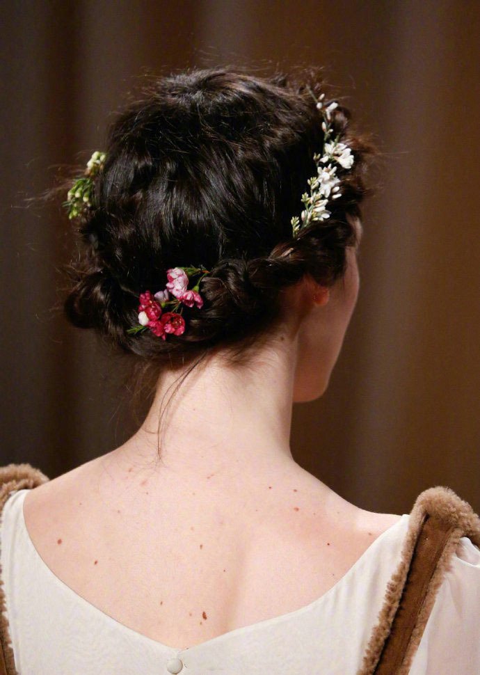 点击大图看下一张：一组用鲜花当发饰的新娘唯美发型图片