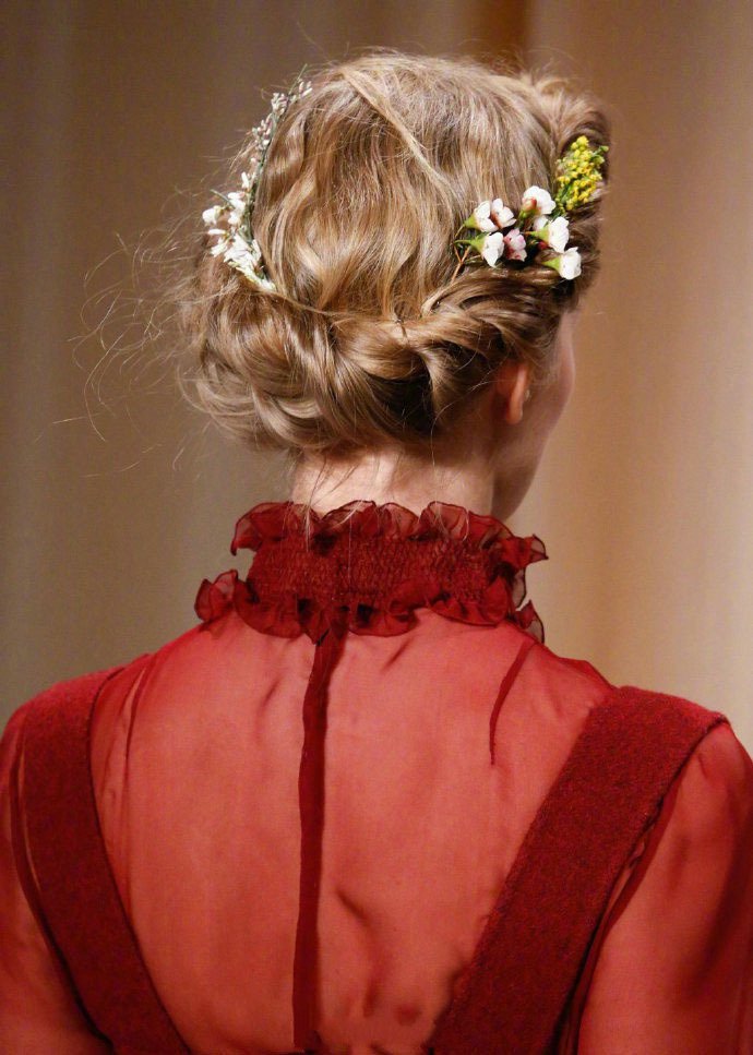点击大图看下一张：一组用鲜花当发饰的新娘唯美发型图片