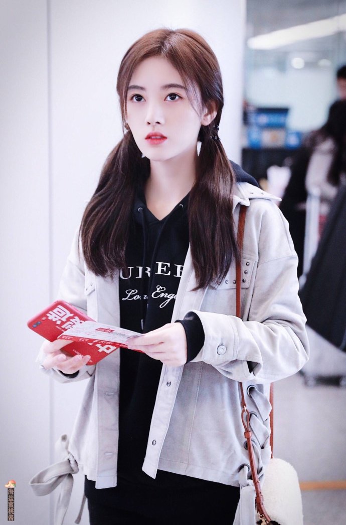 点击大图看下一张：鞠婧祎北京上海机场私服 萌萌哒的女神