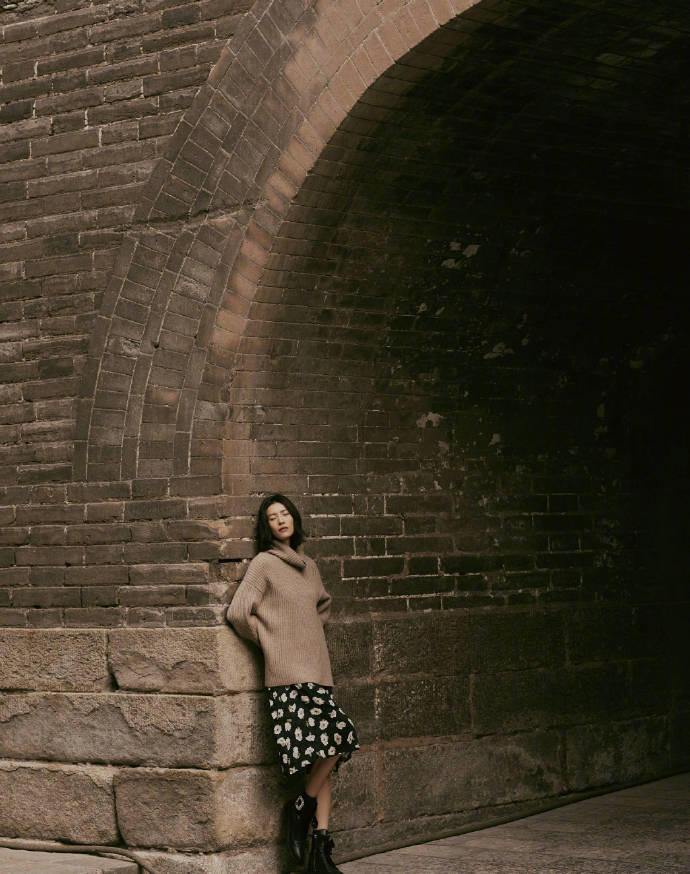 点击大图看下一张：刘雯 X LIUWEN x ERDOS系列羊绒衫 & Zara印花裙