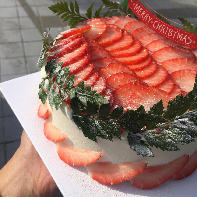 点击大图看下一张：第一次看到这个类型的草莓蛋糕
