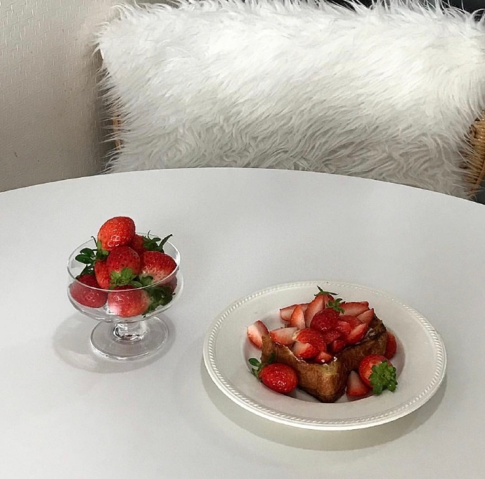 点击大图看下一张：一组草莓主题的甜点图片欣赏