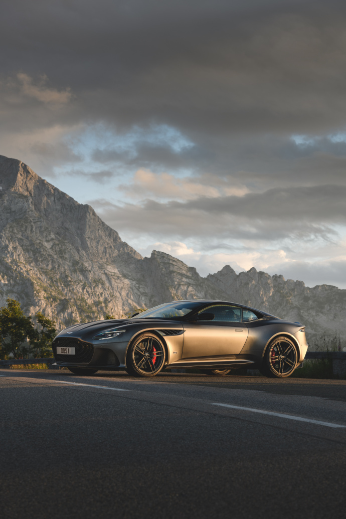 点击大图看下一张：黑色超炫酷Aston Martin DBS Superleggera图片
