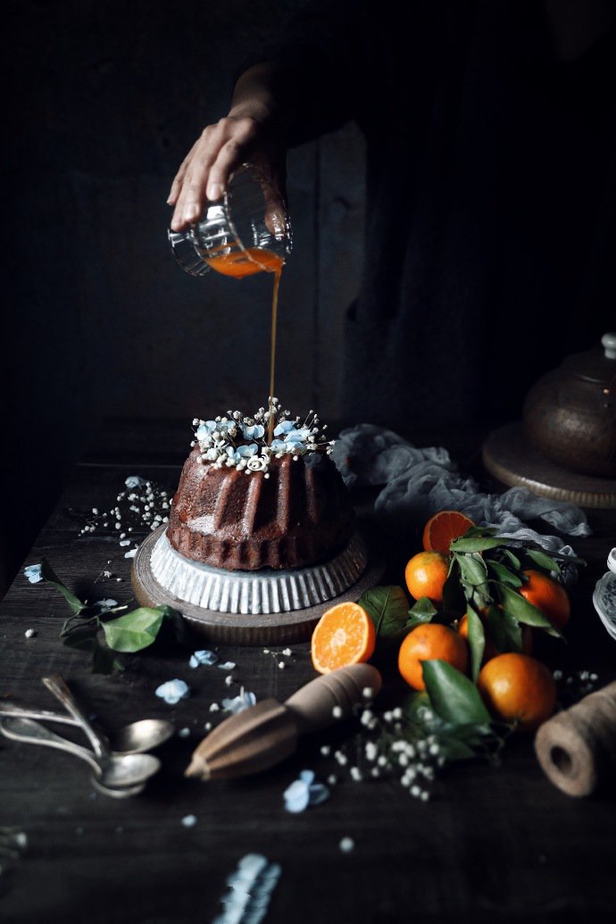 点击大图看下一张：一组意境感超美的巧克力黑蛋糕