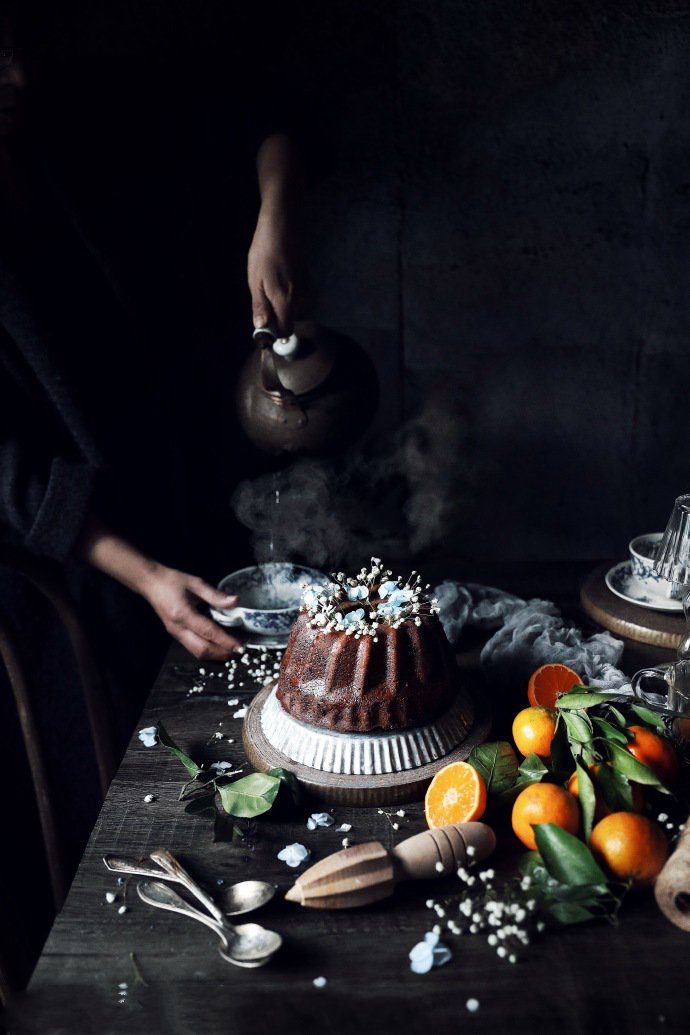 点击大图看下一张：一组意境感超美的巧克力黑蛋糕