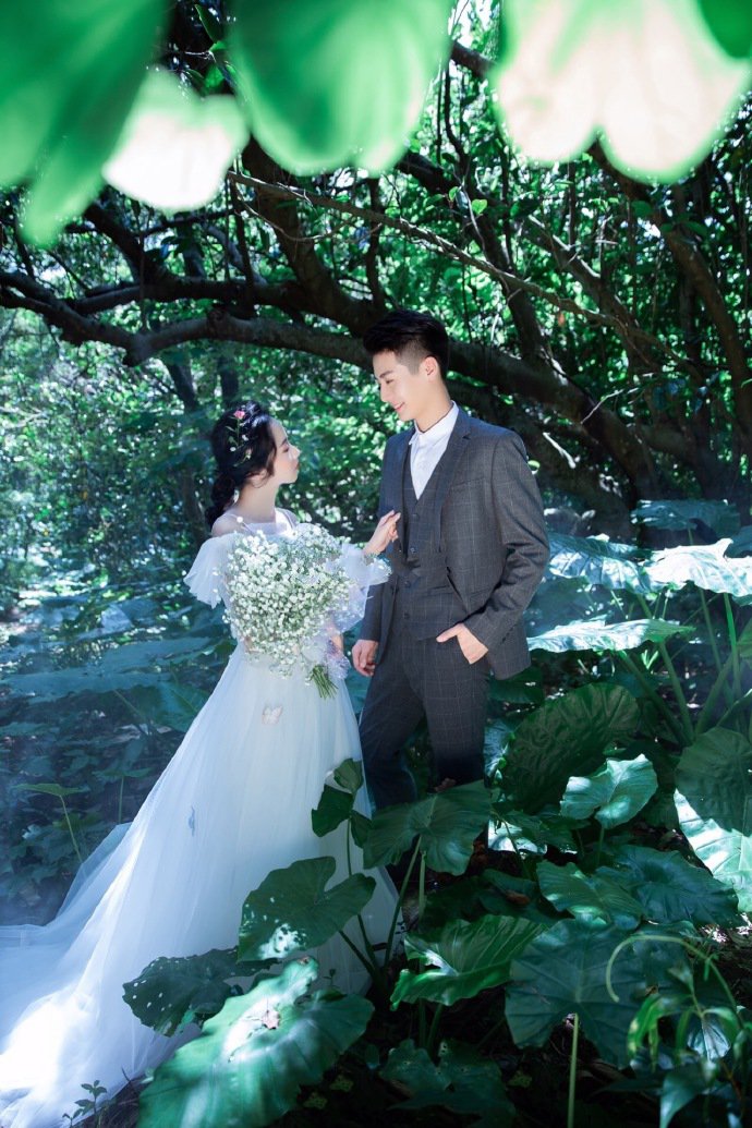 点击大图看下一张：一组浪漫的森林婚纱拍摄图片