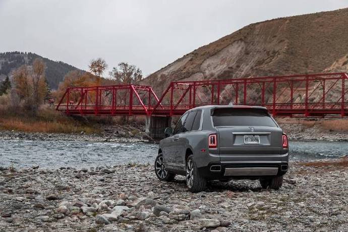 点击大图看下一张：Rolls Royce Cullinan ​​​让时间停止在这一刻好好欣赏