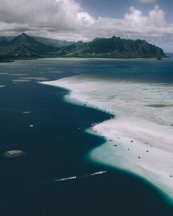 点击大图看下一张：航拍夏威夷欧胡岛，幽蓝海水，琉璃一般